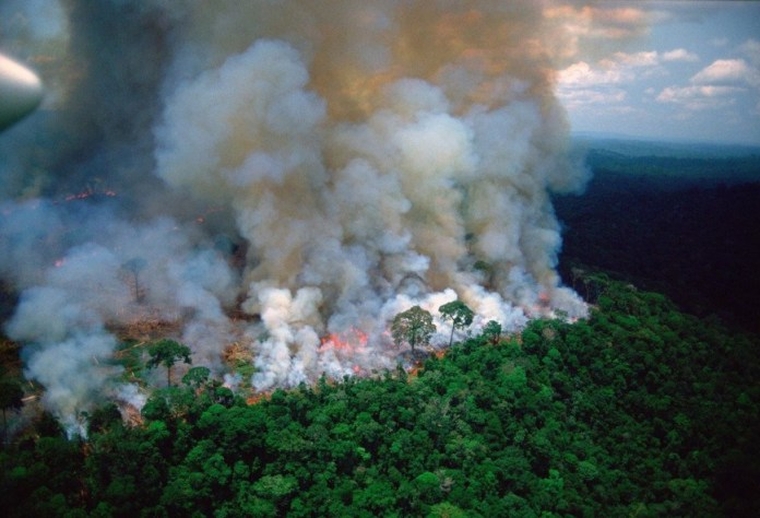 Πεδίο πολιτικής αντιπαράθεσης οι πυρκαγιές στον Αμαζόνιο