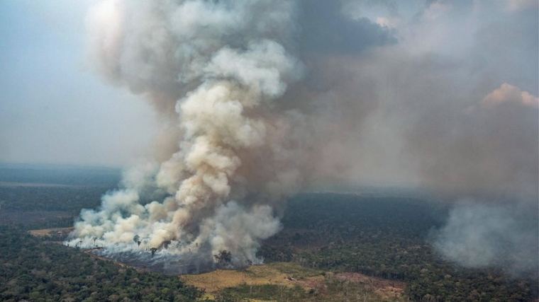 Η Βραζιλία αποδέχεται επιτέλους βοήθεια για τις φωτιές στον Αμαζόνιο