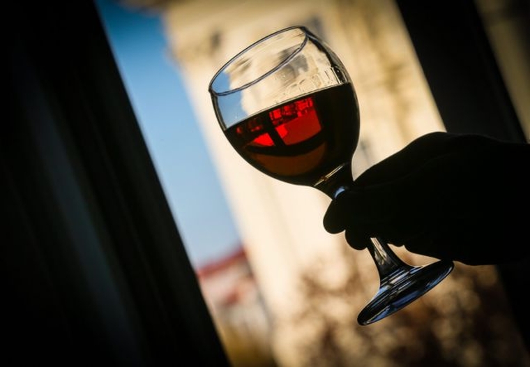 Ένα ποτήρι κόκκινο κρασί πριν τον ύπνο βοηθά στο αδυνάτισμα