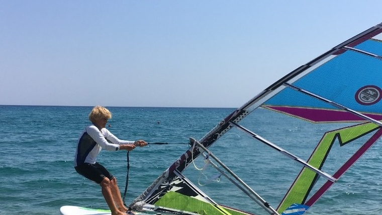 Μία θέση στο βιβλίο των ρεκόρ Γκίνες διεκδικεί η 81 ετών Α. Γερολυμάτου, επιχειρώντας να διανύσει 18 μίλια με windsurf