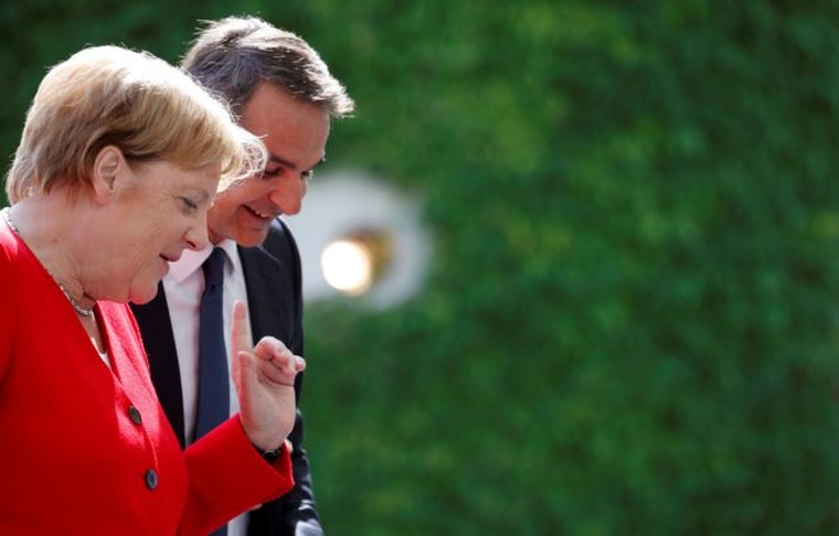 Spiegel: Πρωτόγνωρη εμπειρία για τη Μέρκελ η επίσκεψη Μητσοτάκη στη Γερμανία