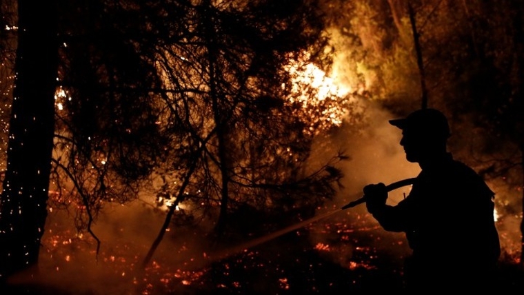 Συνεχίζεται η μάχη με τις φλόγες στην Εύβοια