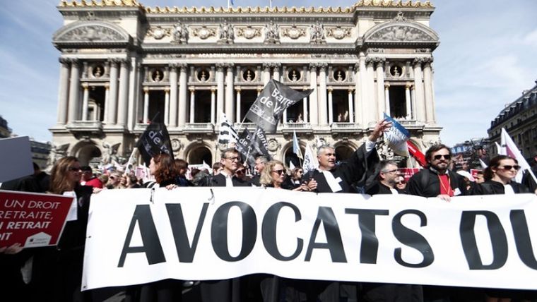 Στους δρόμους του Παρισιού γιατροί, δικηγόροι και πιλότοι κατά της μεταρρύθμισης του συνταξιοδοτικού συστήματος
