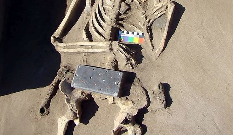 Ανακαλύφθηκε «iPhone» 2100 ετών σε τάφο στη «Ρωσική Ατλαντίδα»