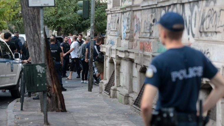 Αστυνομική επιχείρηση για εκκένωση υπό κατάληψη κτιρίων στην Αχαρνών