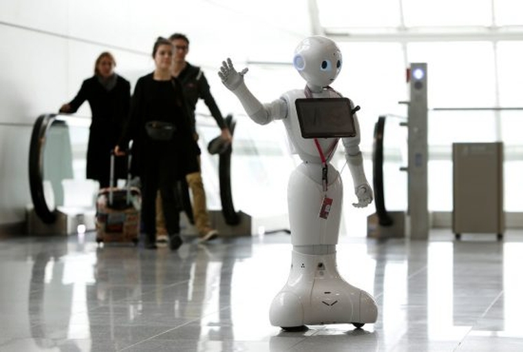Πιο έξυπνα και ομιλητικά τα δύο ρομπότ Pepper του αεροδρομίου Αθηνών