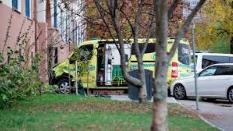 Κλεμμένο ασθενοφόρο έπεσε πάνω σε οικογένεια στο Όσλο – Δύο μωρά τραυματίσθηκαν