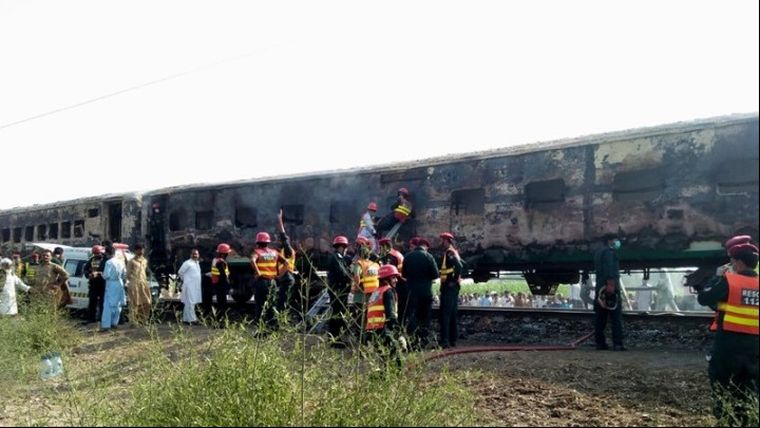 Τουλάχιστον 65 νεκροί από πυρκαγιά σε τρένο στο Πακιστάν