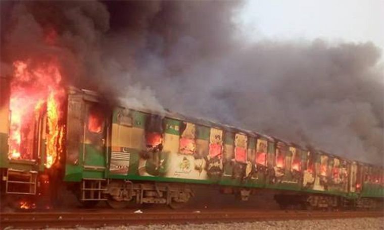 Στους 71 οι νεκροί από πυρκαγιά σε τρένο στο Πακιστάν