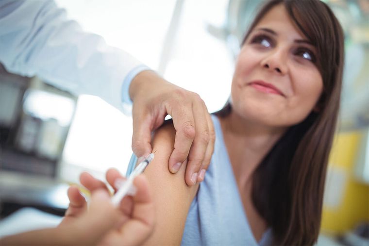 Τα οφέλη του εμβολιασμού στον ενήλικα πληθυσμό