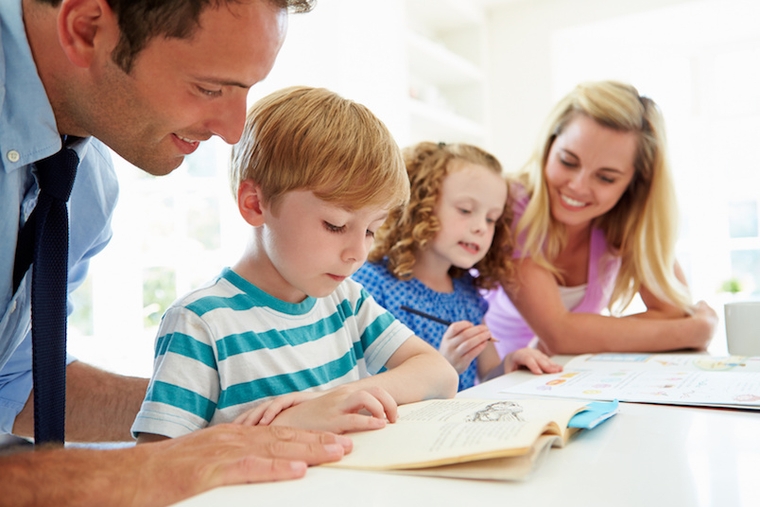 Γονείς και παιδιά αναπτύσσουν πιο ουσιαστικούς δεσμούς όταν διαβάζουν μαζί ένα έντυπο βιβλίο παρά ένα ηλεκτρονικό