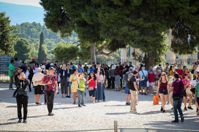 Insete: Ανοδικά κινήθηκαν έσοδα και αφίξεις τουριστών στην Ελλάδα τον Αύγουστο