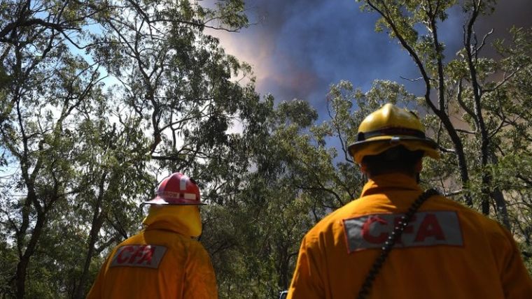 Πάνω από 150 πυρκαγιές μαίνονται στις ανατολικές και δυτικές ακτές της Αυστραλίας