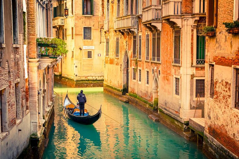 Βενετία: Οι γονδολιέρηδες γίνονται δύτες και μαζεύουν απορρίμματα από το βυθό
