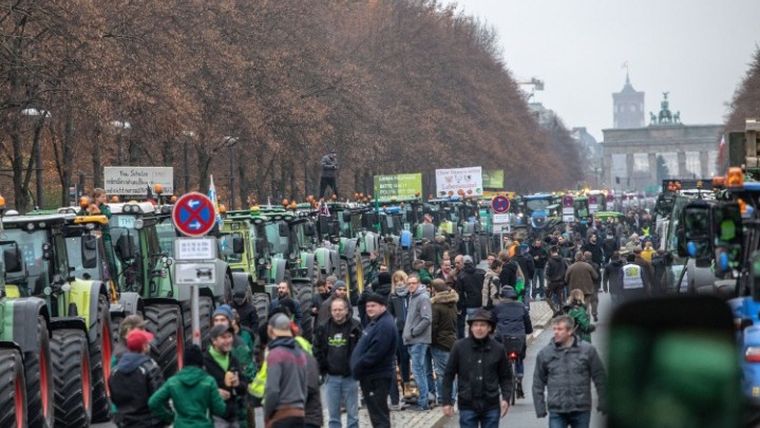 Χιλιάδες τρακτέρ στο Βερολίνο για διαδήλωση κατά των περιορισμών στην χρήση φυτοφαρμάκων