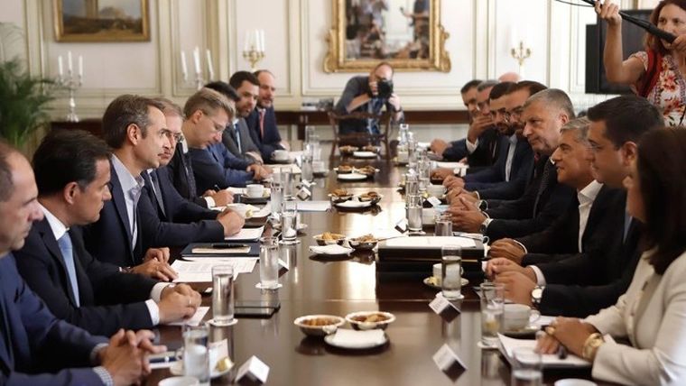 Η επιτάχυνση του ΕΣΠΑ στη συνάντηση του πρωθυπουργού με τους 13 Περιφερειάρχες