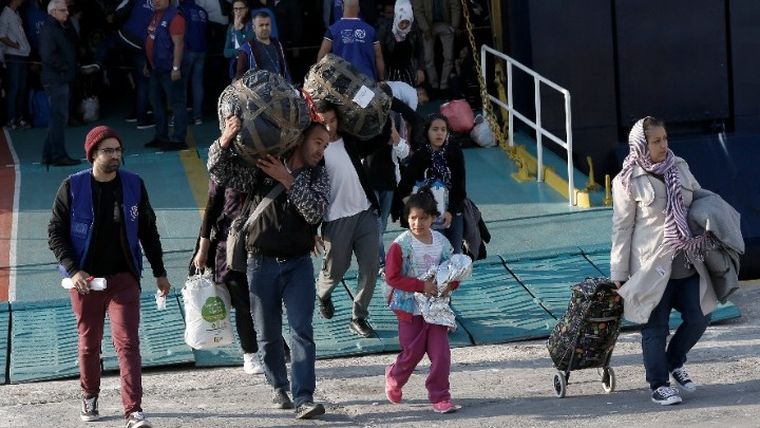 Στο λιμάνι του Πειραιά 155 πρόσφυγες και μετανάστες από Λέσβο και Κάλυμνο