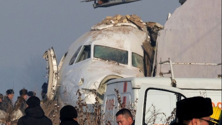 Αεροσκάφος με 100 επιβαίνοντες συνετρίβη σε κτίριο στο Καζακστάν – Τουλάχιστον 15 οι νεκροί
