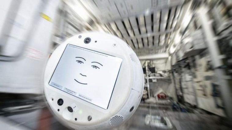 Το αιωρούμενο σφαιρικό ρομπότ CIMON επιστρέφει στον Διεθνή Διαστημικό Σταθμό