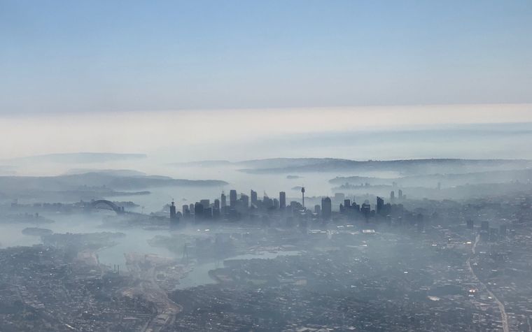 Σύννεφο πυκνού καπνού έχει καλύψει το Σίδνεϊ, οι φωτιές έχουν περικυκλώσει την πόλη