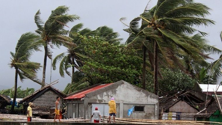 Φιλιππίνες: Δεκάδες χιλιάδες εγκαταλείπουν τις εστίες τους ενόψει του τυφώνα Καμούρι