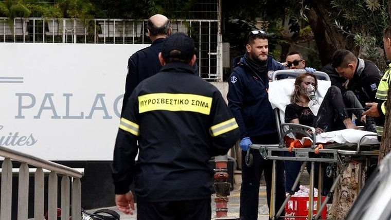 Στο νοσοκομείο τρία άτομα με σοβαρά αναπνευστικά προβλήματα από πυρκαγιά σε ξενοδοχείο στη Συγγρού