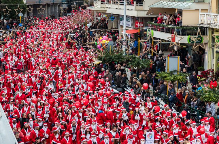 Χιλιάδες Άγιοι Βασίληδες κατέκλυσαν την πόλη των Χανίων για το 9ο Santa Run