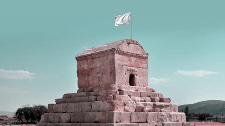 «Υψωσε» λευκή σημαία στα ιστορικά μνημεία του Ιράν