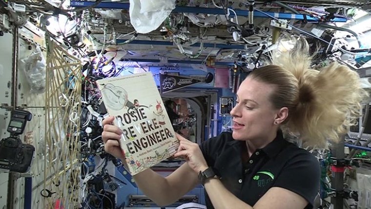 Αστροναύτες στο διάστημα διαβάζουν σε μικρά παιδάκια για να κοιμηθούν