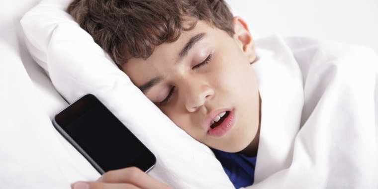 Τα περισσότερα παιδιά στη Βρετανία κοιμούνται με το κινητό τους δίπλα στο κρεβάτι