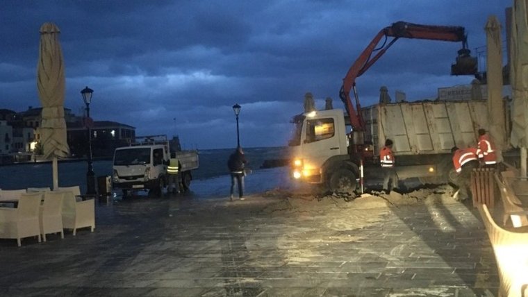 Δεκαπέντε τόνους απορριμμάτων «άφησε» στο Ενετικό λιμάνι η κακοκαιρία