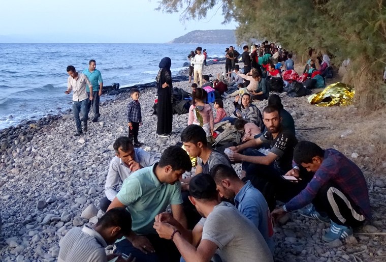 Πρόσφυγες και μετανάστες από την Τουρκία φθάνουν στη Λέσβο