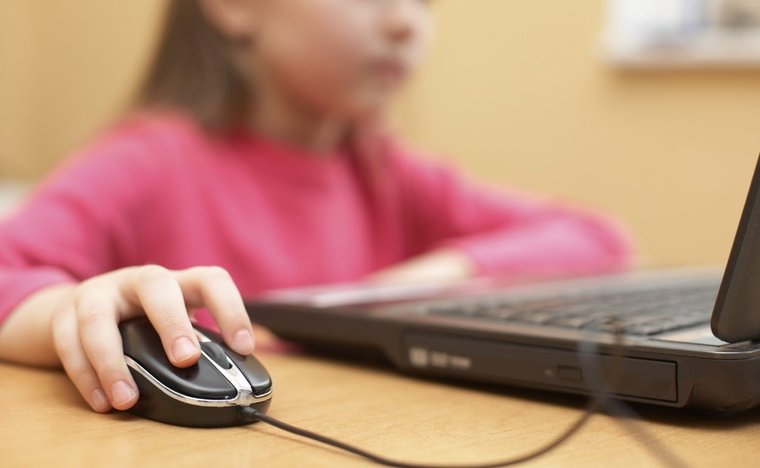 Έρευνα: Ένα στα τρία παιδιά συναντήθηκε με κάποιον που γνώρισε στο διαδίκτυο
