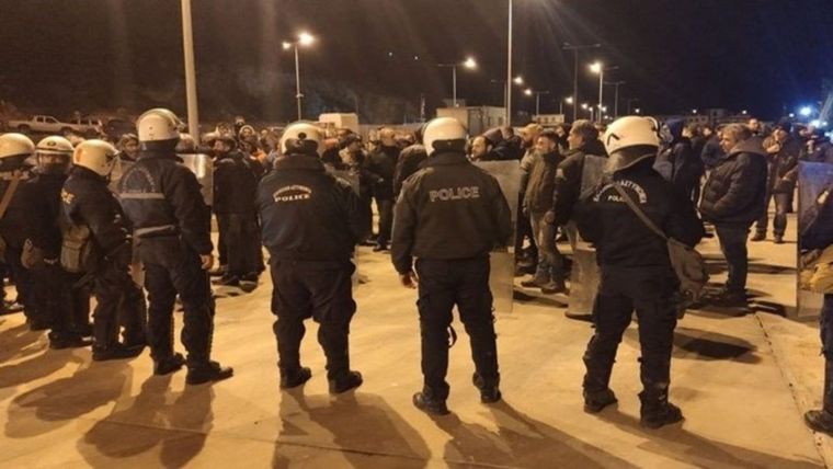 Μηχανήματα και αστυνομικές δυνάμεις σε Χιο και Λέσβο για τις κλειστές δομές