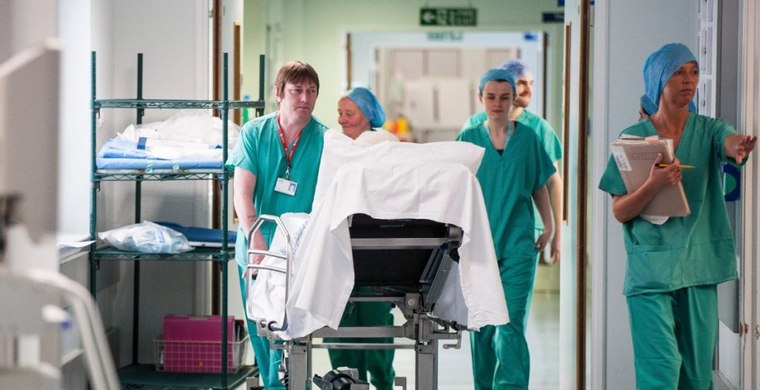 Η Βρετανία καλεί 65.000 πρώην νοσηλευτές και γιατρούς να επιστρέψουν στη δουλειά τους