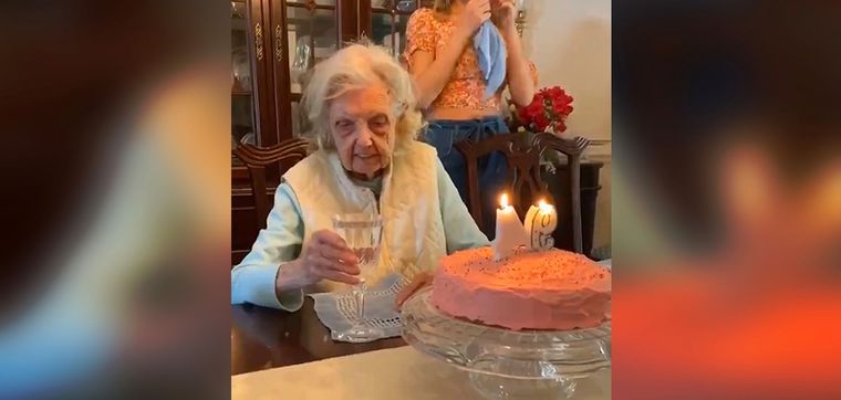 Μια 94χρονη γιόρτασε τα γενέθλια της και έκανε την πιο μακάβρια ευχή
