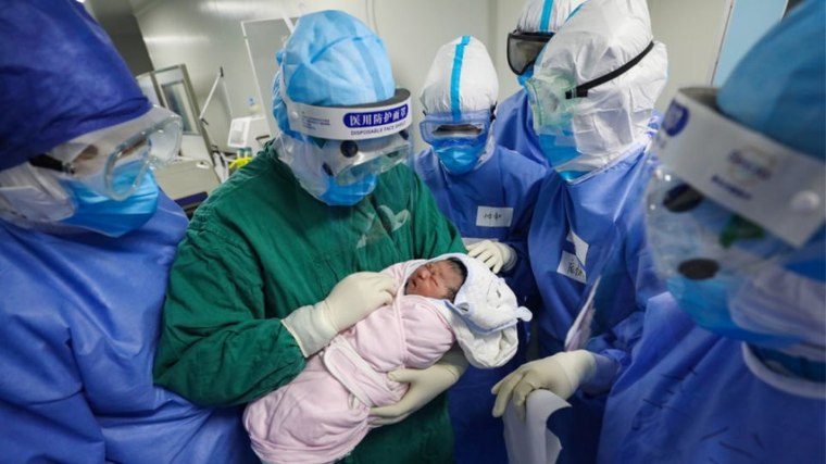Υποψίες, αλλά όχι αποδείξεις, ότι τρία μωρά στην Κίνα μπορεί να μολύνθηκαν από τον κορονοϊό μέσα στη μήτρα