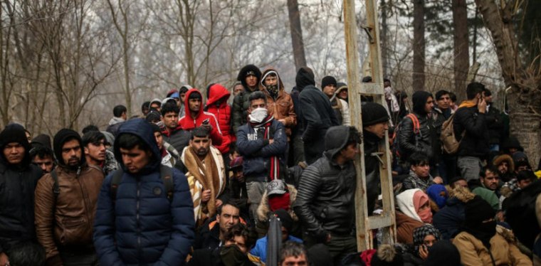 Έβρος: Σκηνικό έντασης με τους μετανάστες – «Τους μοιράζουν κόφτες για να κάνουν τρύπες στον φράχτη»