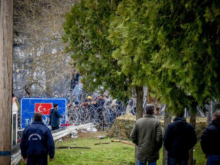 Η Τουρκία απομακρύνει τους μετανάστες από τα σύνορα