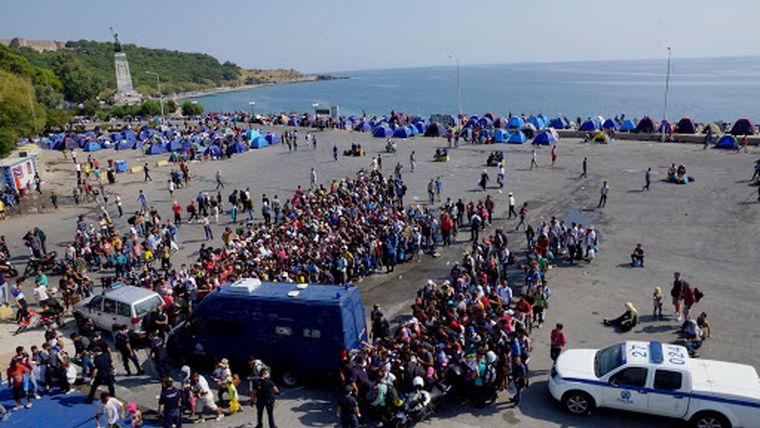 Δεκάδες πρόσφυγες-μετανάστες παραμένουν στο λιμάνι της Μυτιλήνης