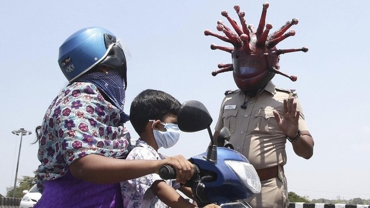 Ντυμένος «κορονοϊός», Ινδός αστυνομικός επιβάλλει τους κανόνες της καραντίνας