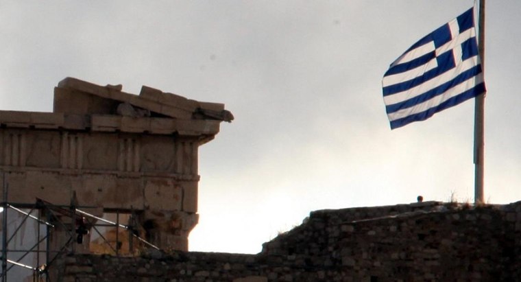 Μεσίστια η σημαία στην Ακρόπολη για τον Μανώλη Γλέζο