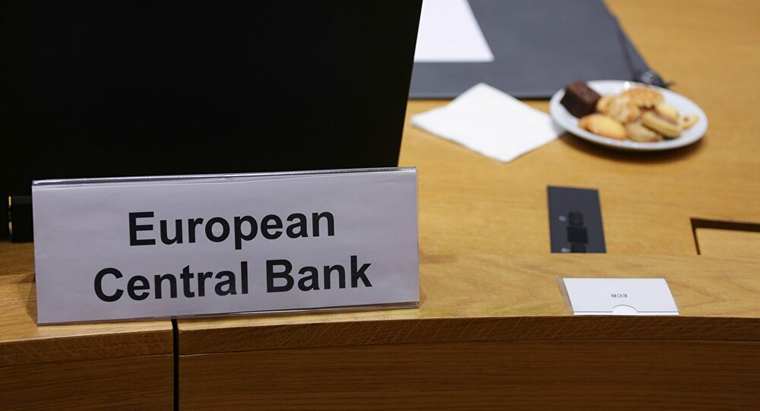 «Εν μέρει αντισυνταγματική» η αγορά ομολόγων της ΕΚΤ του 2015