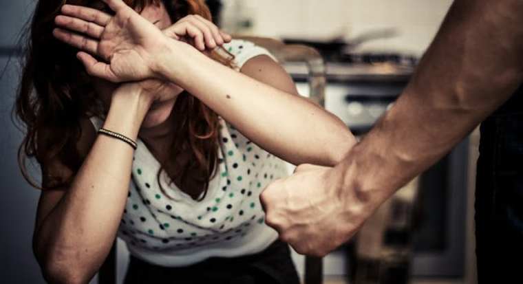 Πώς η πανδημία παγίδευσε τα θύματα της οικιακής βίας στην κόλαση της Gillian Tett (*)