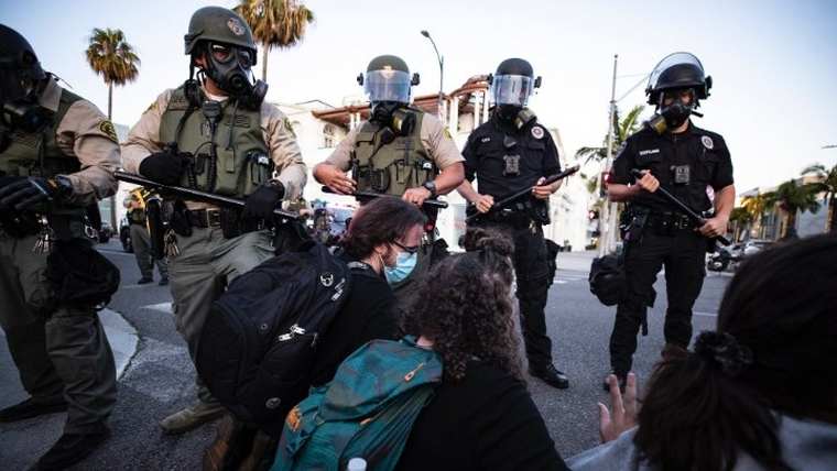 Χιλιάδες αστυνομικοί και στρατιώτες περιπολούν στις μεγάλες αμερικανικές πόλεις