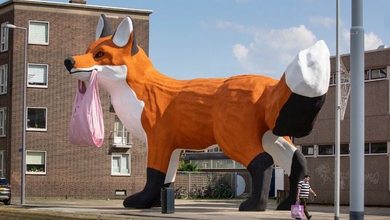 Μια γιγαντιαία «αλεπού» στους δρόμους του Ρότερνταμ