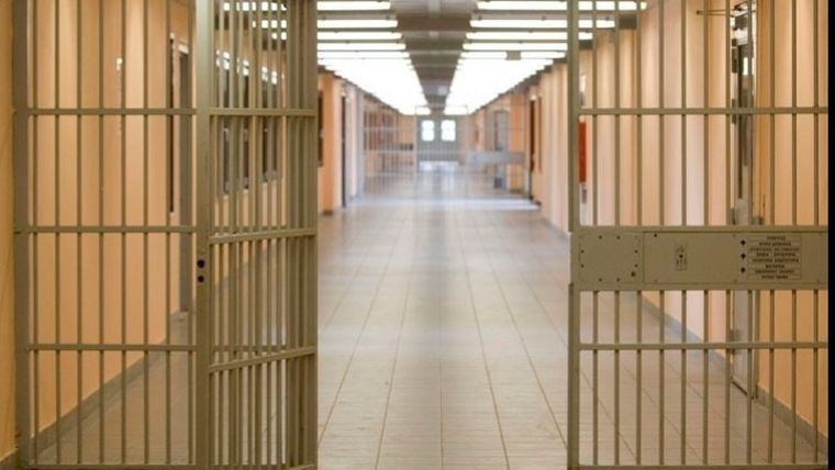 Μαχαίρια, ρόπαλα, κινητά, σε κελιά κρατουμένων στις φυλακές Κορυδαλλού