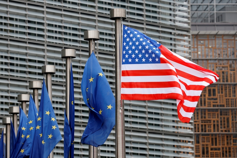 Bloomberg: Ξανά στο προσκήνιο νέοι δασμοί των ΗΠΑ σε ΕΕ