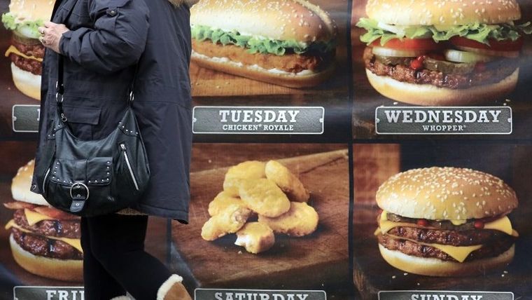 Η βρετανική κυβέρνηση απαγορεύει τις διαφημίσεις πρόχειρου φαγητού