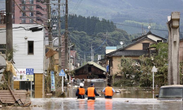 Φονικές πλημμύρες στην Ιαπωνία – Συνεχίζονται οι έρευνες των σωστικών συνεργείων